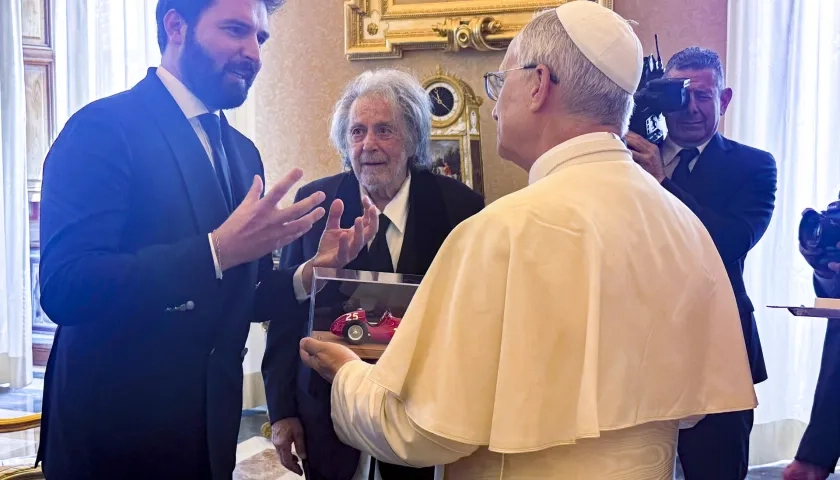 El Papa León XIV junto Al Pacino y al productor Andrea Iervolino. 