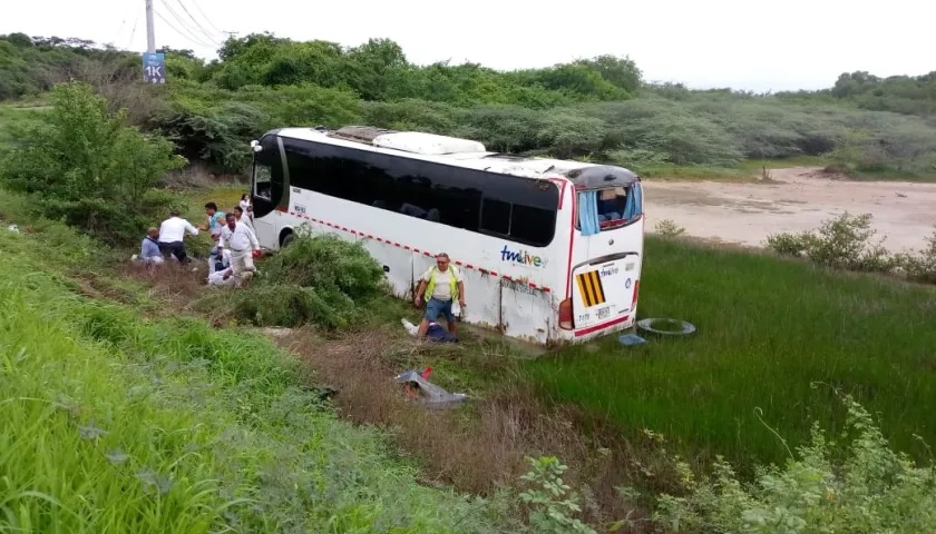 Bus accidentado en la vía al corregimiento de Barú.