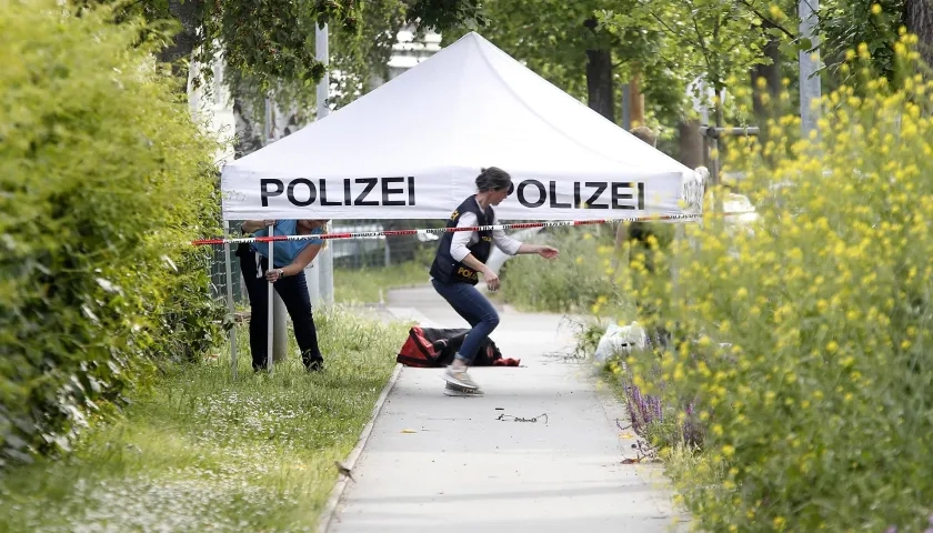 Agentes de policía en el instituto Dreierschutzengass, en Graz.