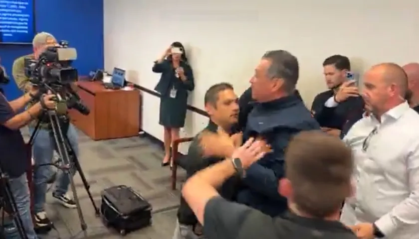Momento en el que retiran al senador Alex Padilla.