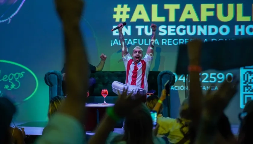 Altafulla alzando los brazos junto a sus seguidores.