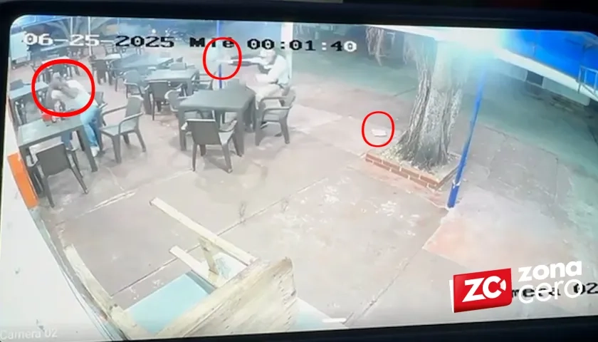 Momentos del ataque extorsivo en restaurante de comidas rápidas. 