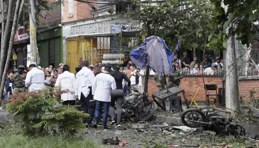Peritos forenses en los alrededores de la estación de policía al sur de Cali.
