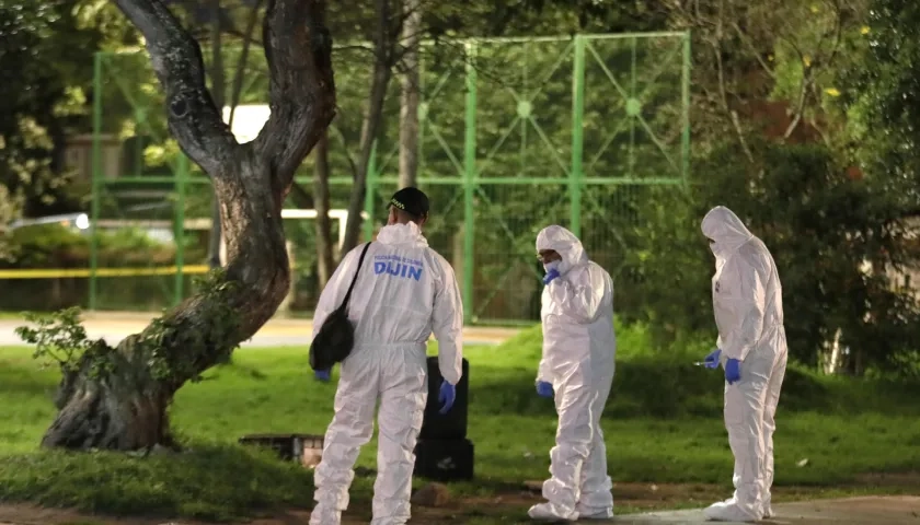 Integrantes de la DIJIN en la zona donde se presentó el atentado contra Miguel Uribe Turbay.