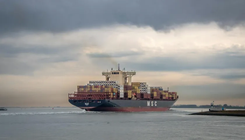 Buque mercante transportando contenedores. 