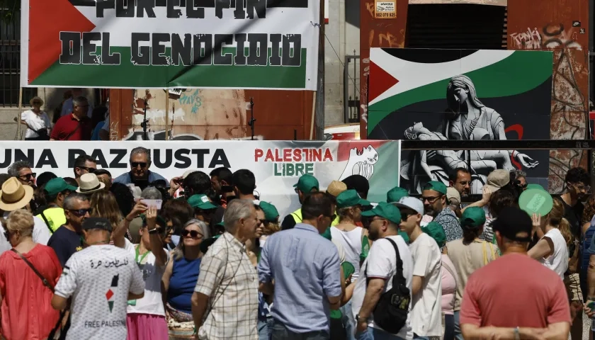 Ciudadanos españoles manifestándose.