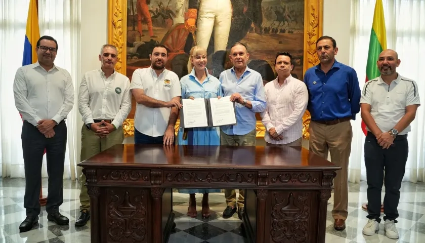 Efraín Cepeda junto a varios gobernadore,s en Cartagena. 