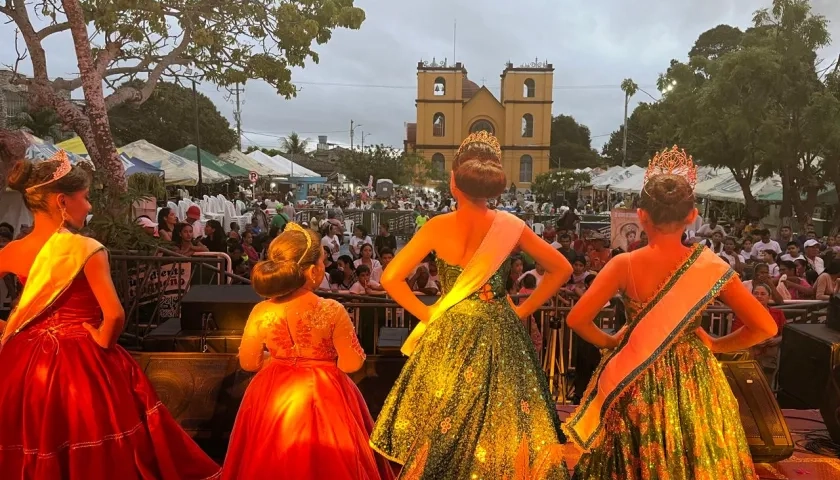 Fotografía de la primera versión del Festival y Reinado Intermunicipal Infantil de la Guayaba y el Palmiche . 