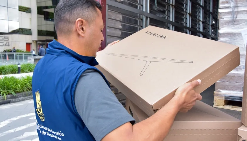 Funcionario de la UNGRD con una antena de Starlink.