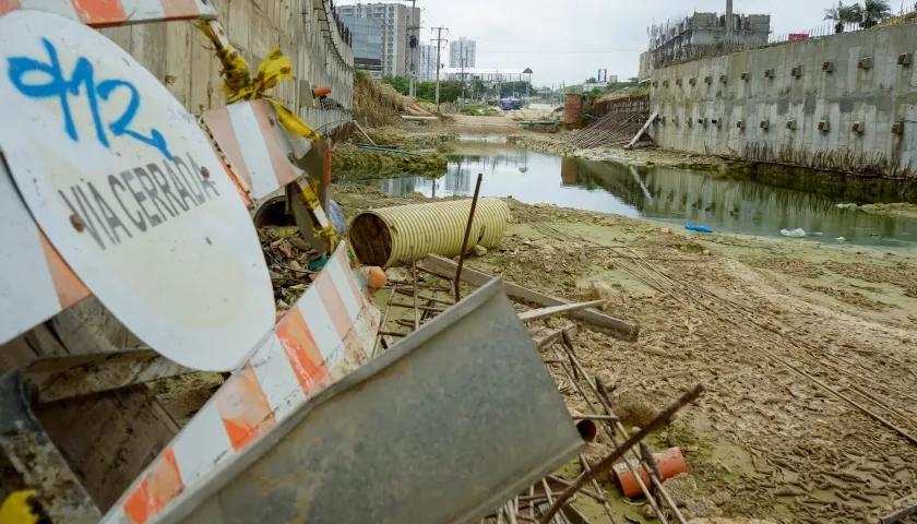 Agua estancada tras las excavaciones y las lluvias que han caído en Atlántico.