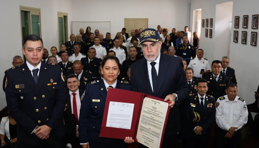 Lina María Marín Rodríguez junto al Ministro del Interior, Armando Benedetti.