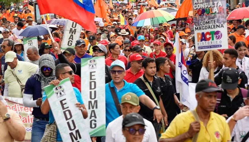 Cientos de personas salieron a las calles para marchar en apoyo a las reformas sociales.