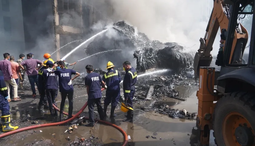 Bomberos trabajando en el lugar del accidente aéreo, en India. 