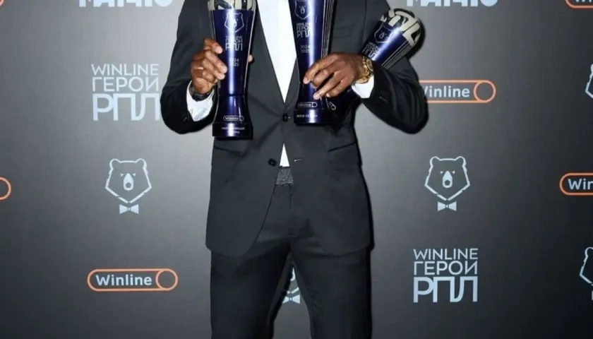 Jhon Córdoba posando con sus trofeos individuales.
