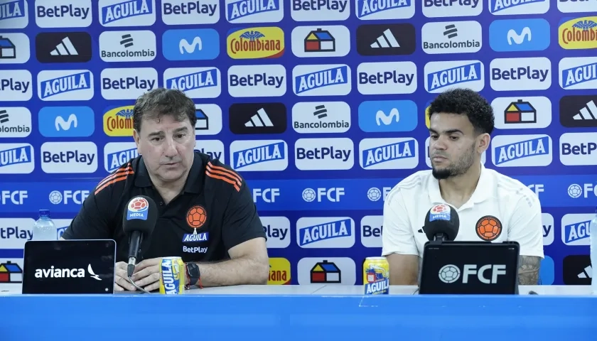 Néstor Lorenzo, entrenador de la Selección Colombia, y Luis Díaz.
