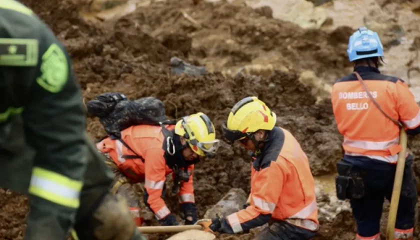Los organismos de socorro siguen en el lugar de la tragedia. 