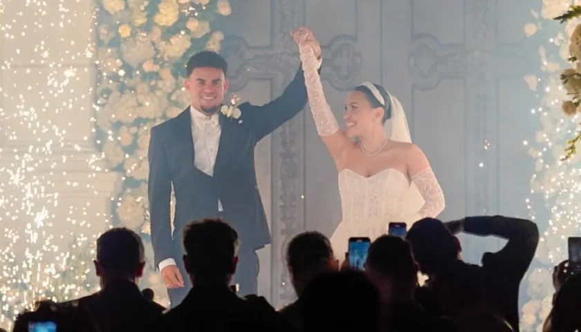 Luis Díaz y Geraldine Ponce alzando los brazos después de su boda.