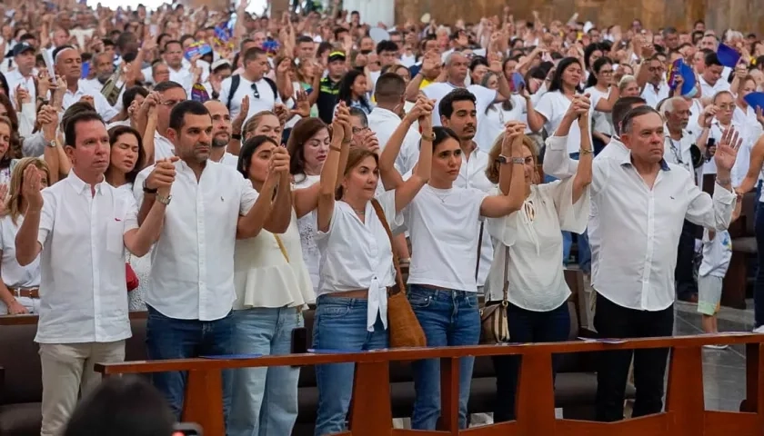 El presidente del Congreso, Efraín Cepeda estuvo presente en la eucaristía. 