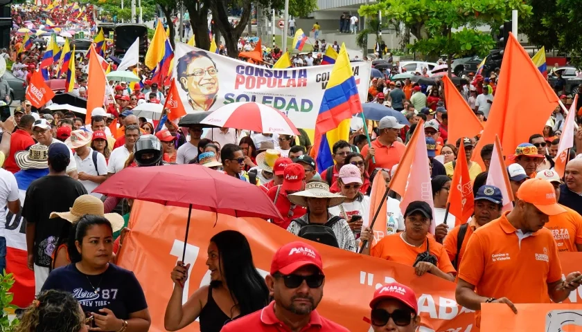 Cientos de personas salieron a las calles para marchar en apoyo a las reformas sociales. 