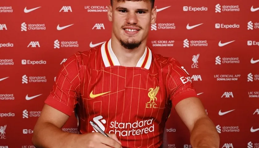 Milos Kerkez, nuevo jugador de Liverpool.