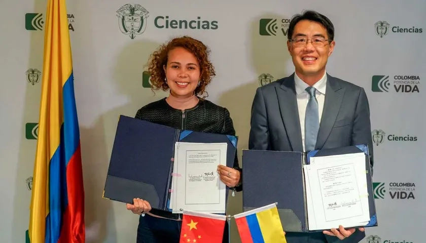 La ministra de Ciencias, Yesenia Olaya, y el Embajador de China en Colombia, Zhu Jingyang.