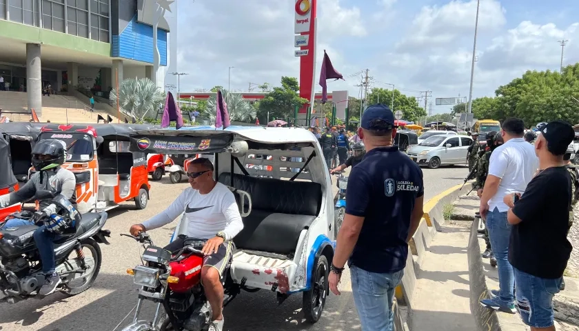 Protesta pacífica de los motocarristas en Soledad. 