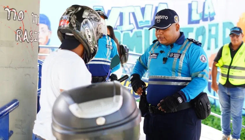 Agentes durante la pedagogía a peatones y motociclistas.