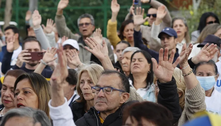 Personas orando por la salud del senador Miguel Uribe y su abuela, Nydia Quintero. 