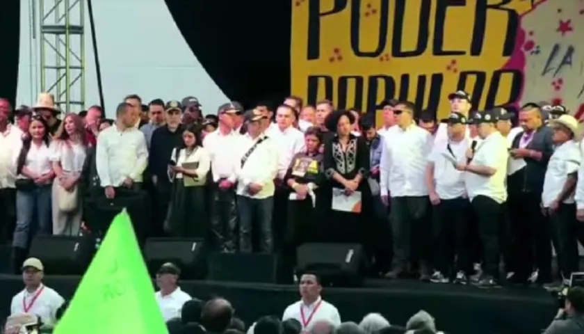 El Presidente Gustavo Petro en tarima con cabecillas de bandas en Medellín. 