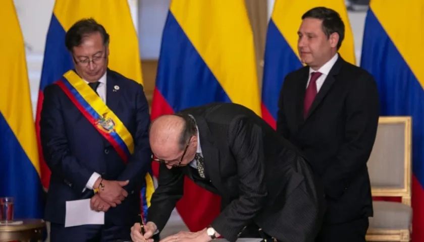 Posesión de Álvaro Leyva