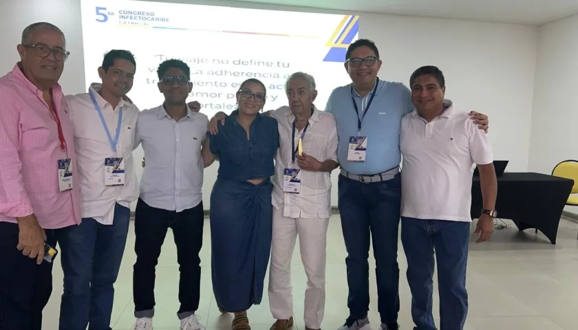 Roberto Vásquez Camargo durante homenaje en 2024 durante el Congreso Infecto Caribe. 