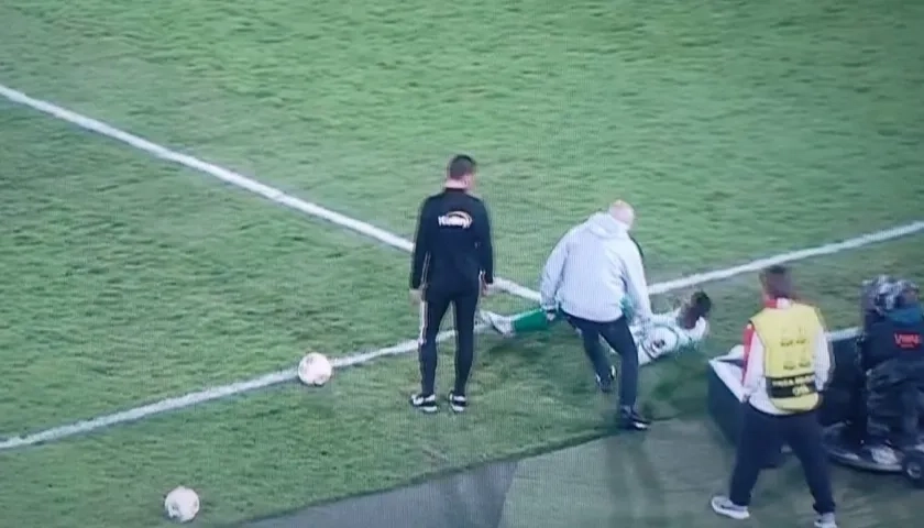 Andrés Felipe Román en el piso.