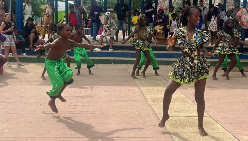 Niños y jóvenes bailan ritmos afrocaribeños.