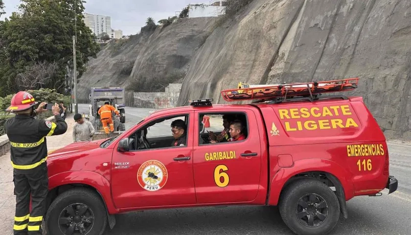 Integrantes de equipos de rescate cierran la avenida Costa Verde