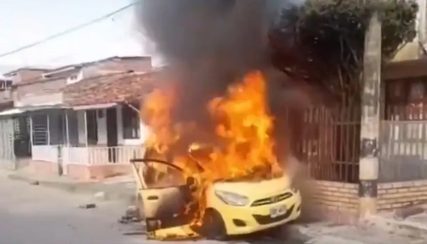 Quema de vehículo en Tuluá.