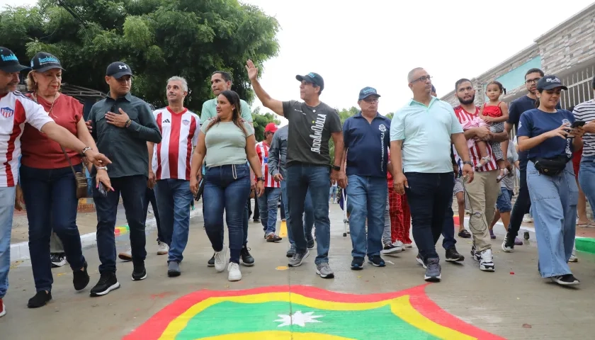 Alcalde Char durante la inauguración de la vía pavimentada en Las Nieves. 
