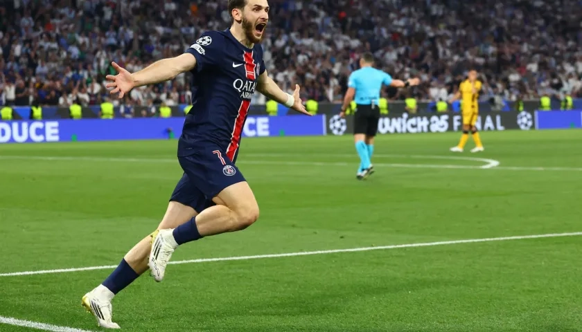 Khvicha Kvaratskhelia celebrando su gol en la final de Champions League.