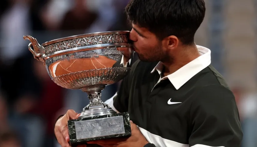 Carlos Alcaraz revalidó el título alcanzado el año anterior en Roland Garros. 
