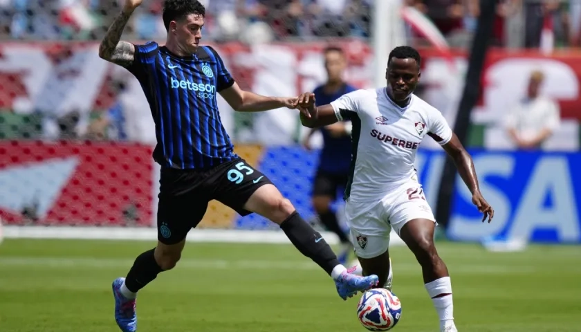El colombiano Jhon Arias intenta superar la marca de Bastoni, del Inter de Milán. 
