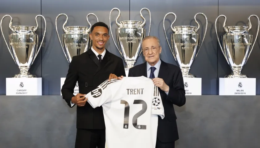 Trent Alexander-Arnold con Florentino Pérez, presidente del Real Madrid. 