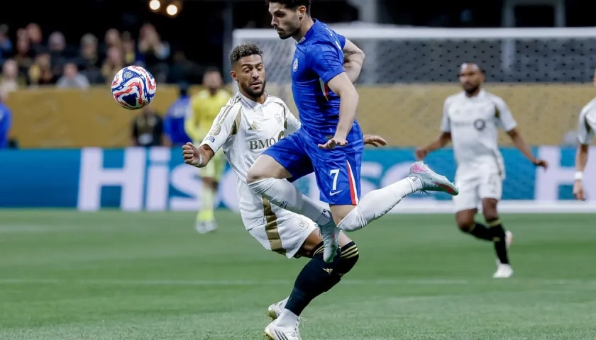 Pedro Neto, autor del primer gol del Chelsea, disputa el balón con Denis Bouanga.