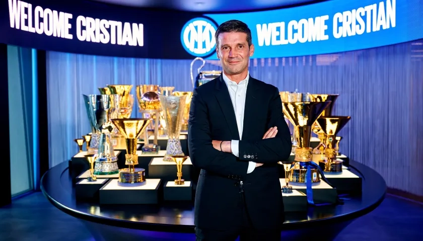 Cristian Chivu en la sala de trofeos del OInter de Milán tras firmar su contrato. 