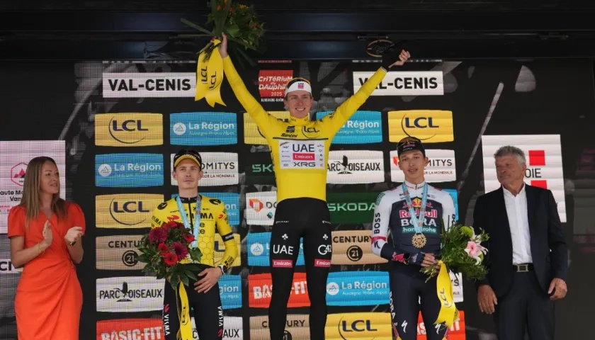 El esloveno Tadej Pogacar, en lo más alto del podio del Critérium Dauphiné. 