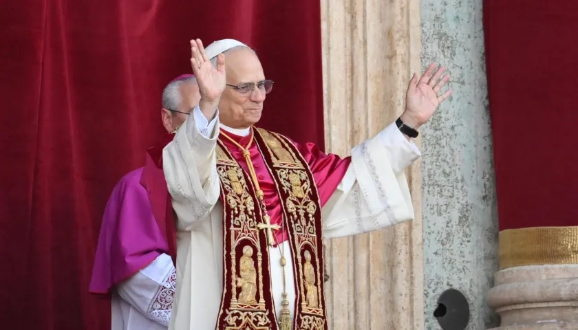 El Papa León XIV bendiciendo a los fieles desde el balcón de la Basílica de San Pedro en el Vaticano.