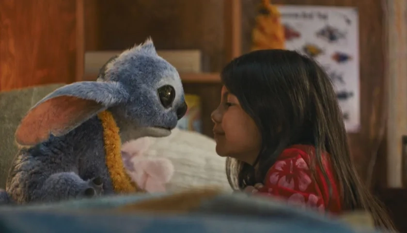 Stitch y la joven actriz Maia Kealoha (Lilo). 