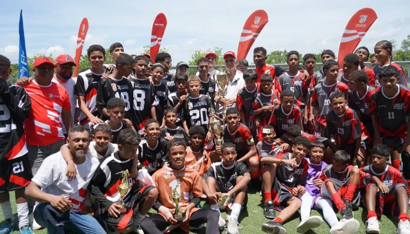 Jugadores y cuerpo técnico de Candelaria celebran la conquista del título del torneo Golea IV.