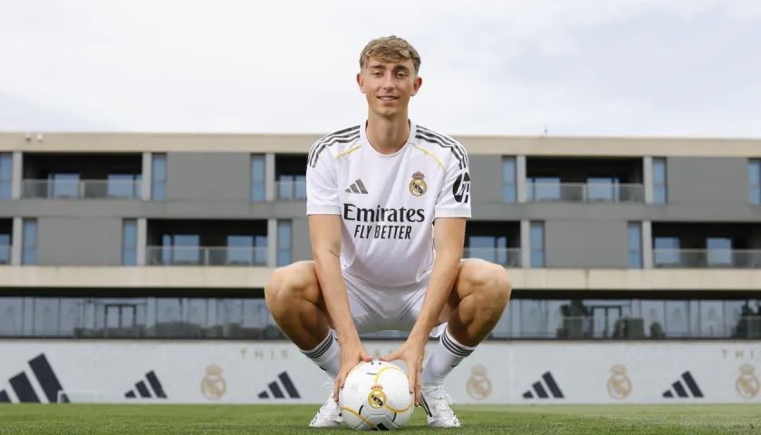 Dean Huijsen con el uniforme del Real Madrid. 