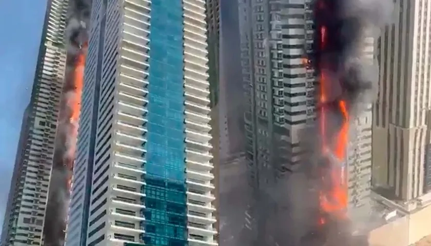 Momentos del incendio en el rascacielos de Dubái.