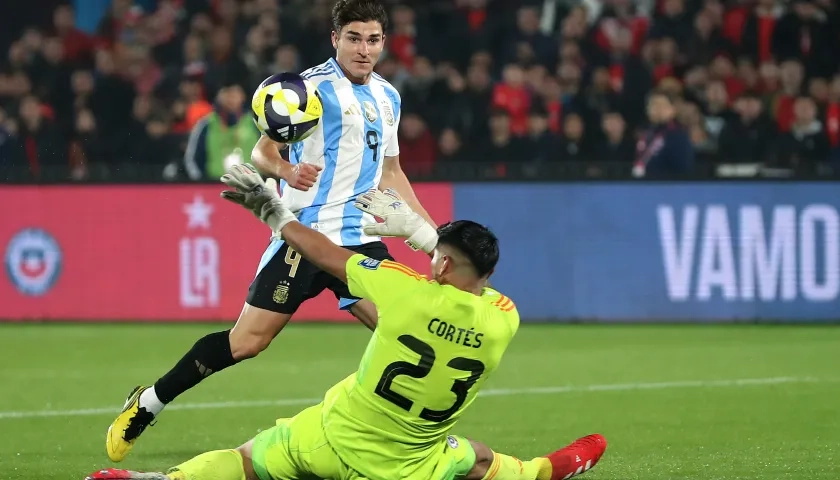 Julián Álvarez en la jugada donde marcó el gol de la victoria para Argentina. 