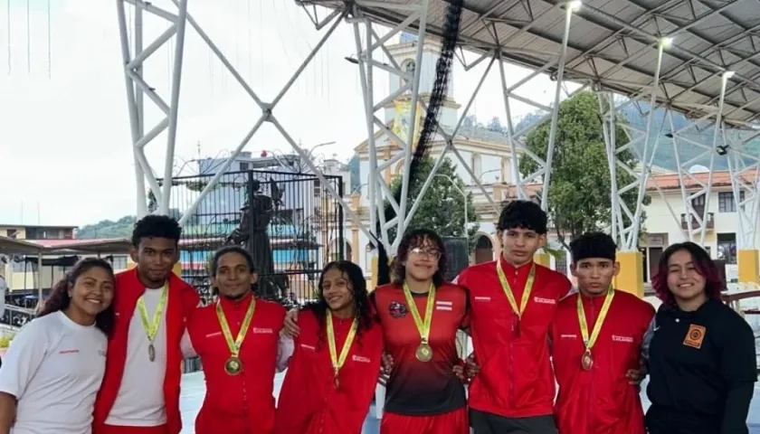 Delegación de Atlántico que participó en el Nacional Junior de lucha olímpica.